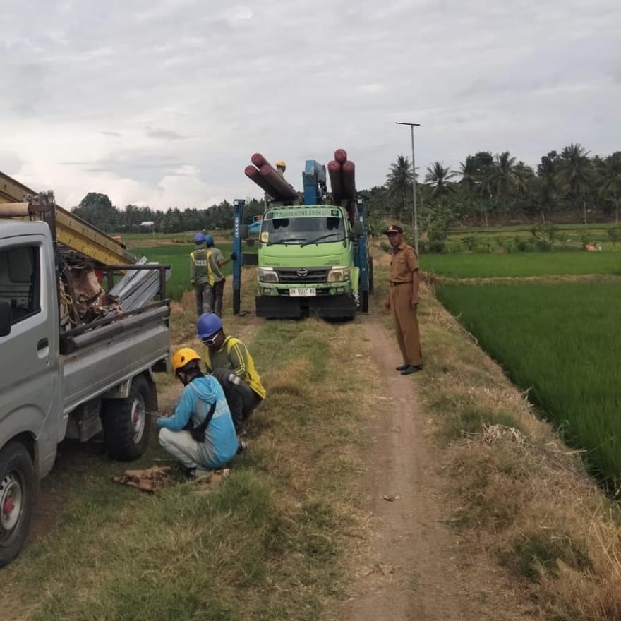 Pemerintah Desa Mario Pantau Pemancangan Tiang Listrik (LISA) di Jalan Tani Lapatellongi II